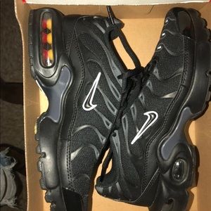 Nike aid max size 4y